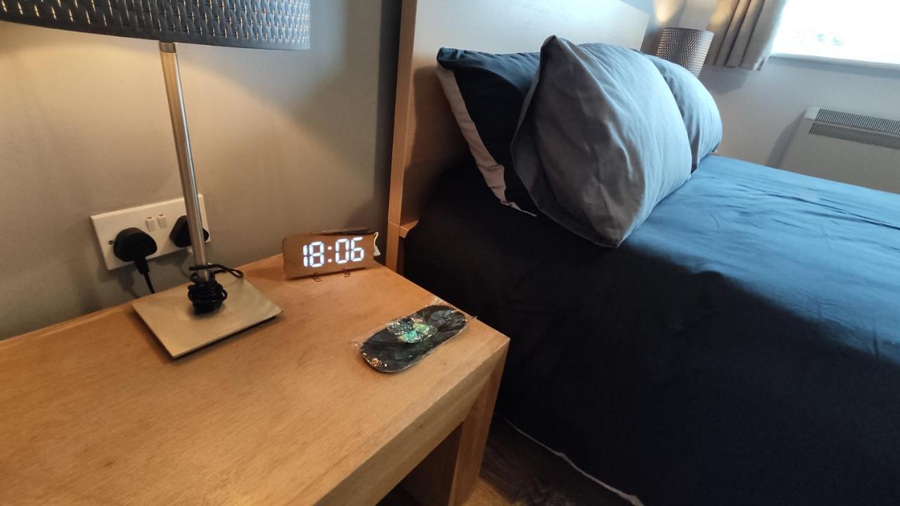 Modern 1-Bed Flat In Wigan Lägenhet Exteriör bild