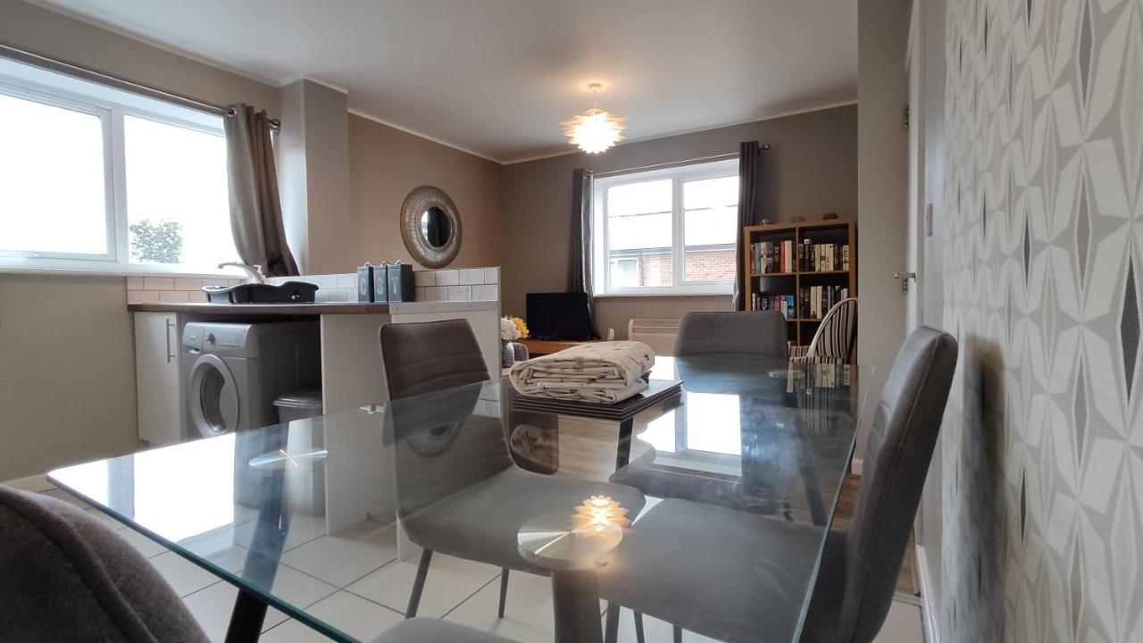 Modern 1-Bed Flat In Wigan Lägenhet Exteriör bild